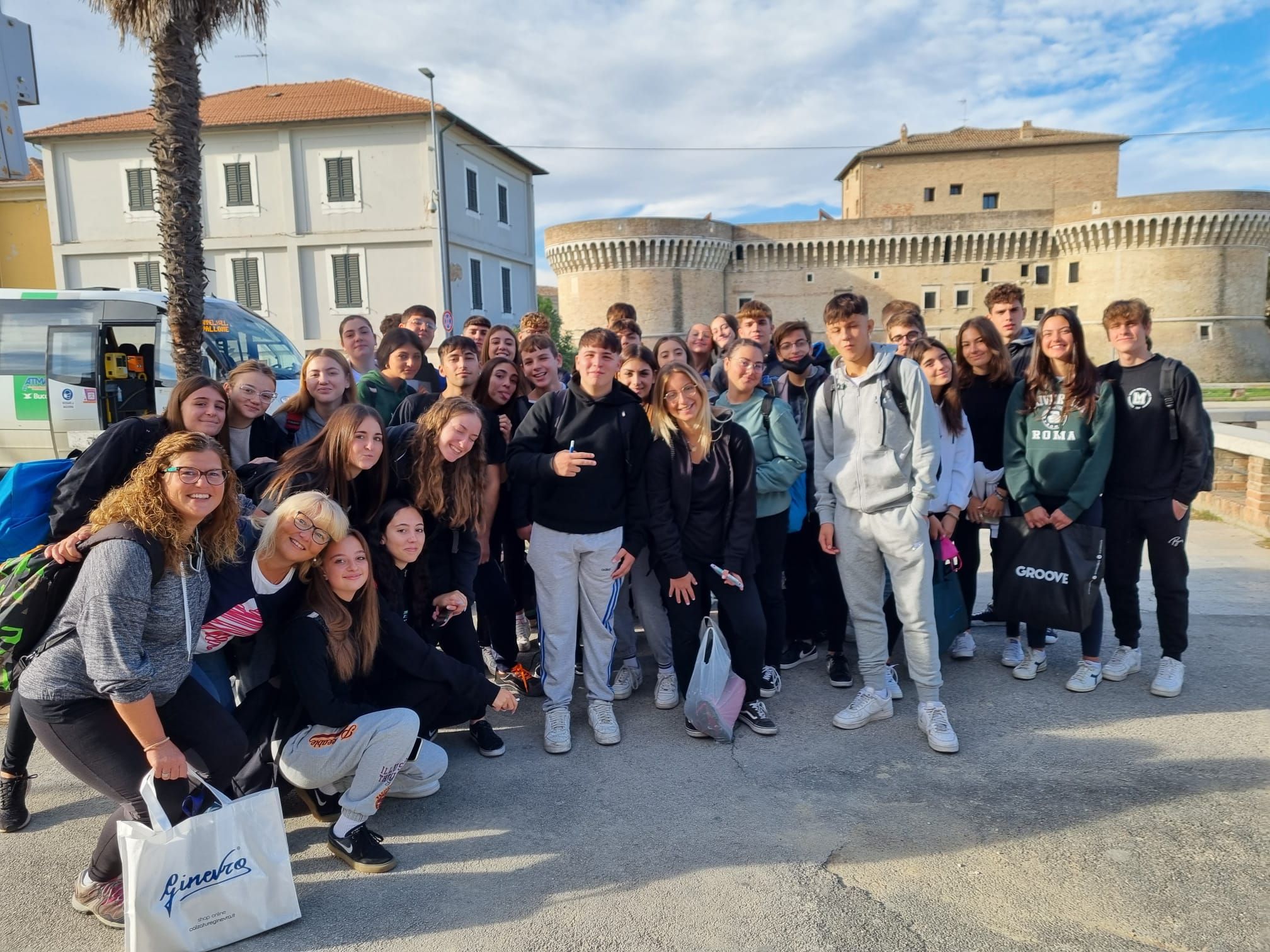 I giovani volontari della parrocchia di Montecchio (PU) a Senigallia per aiutare le persone colpite dall'alluvione del 15 settembre 2022