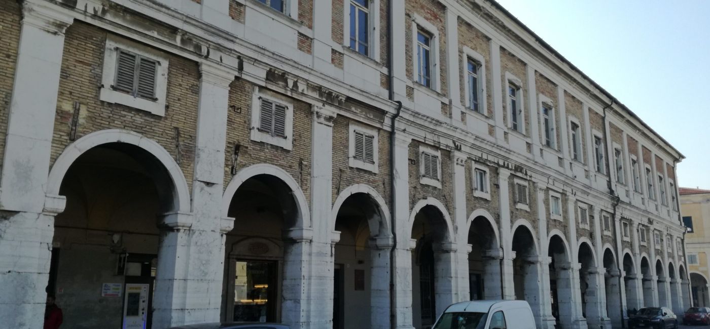 Palazzo Gherardi e portici Ercolani a Senigallia