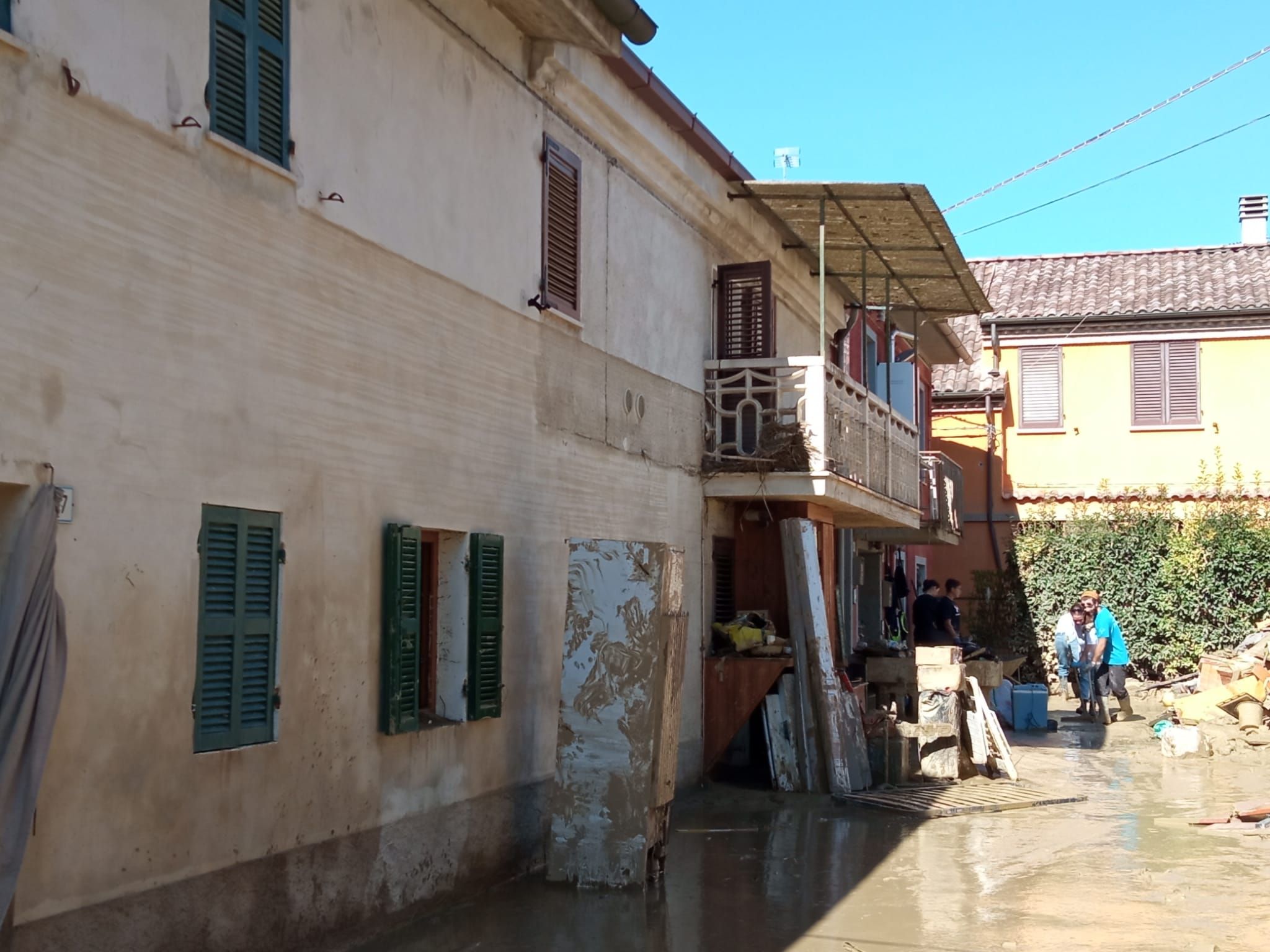 Il segno della piena del fiume Misa a Pianello di Ostra durante l'alluvione del 15 settembre 2022