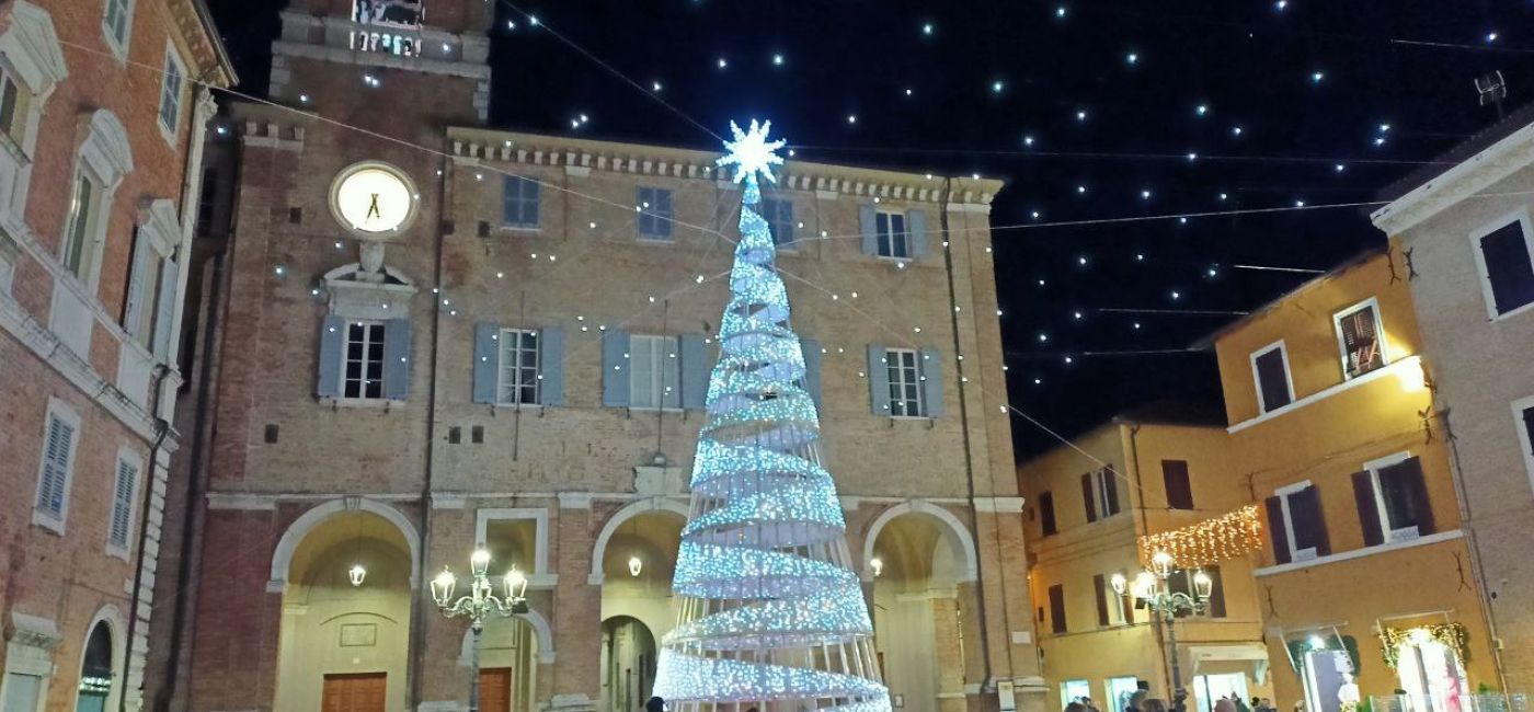 Le luminarie di natale in piazza Roma a Senigallia (dicembre 2024)