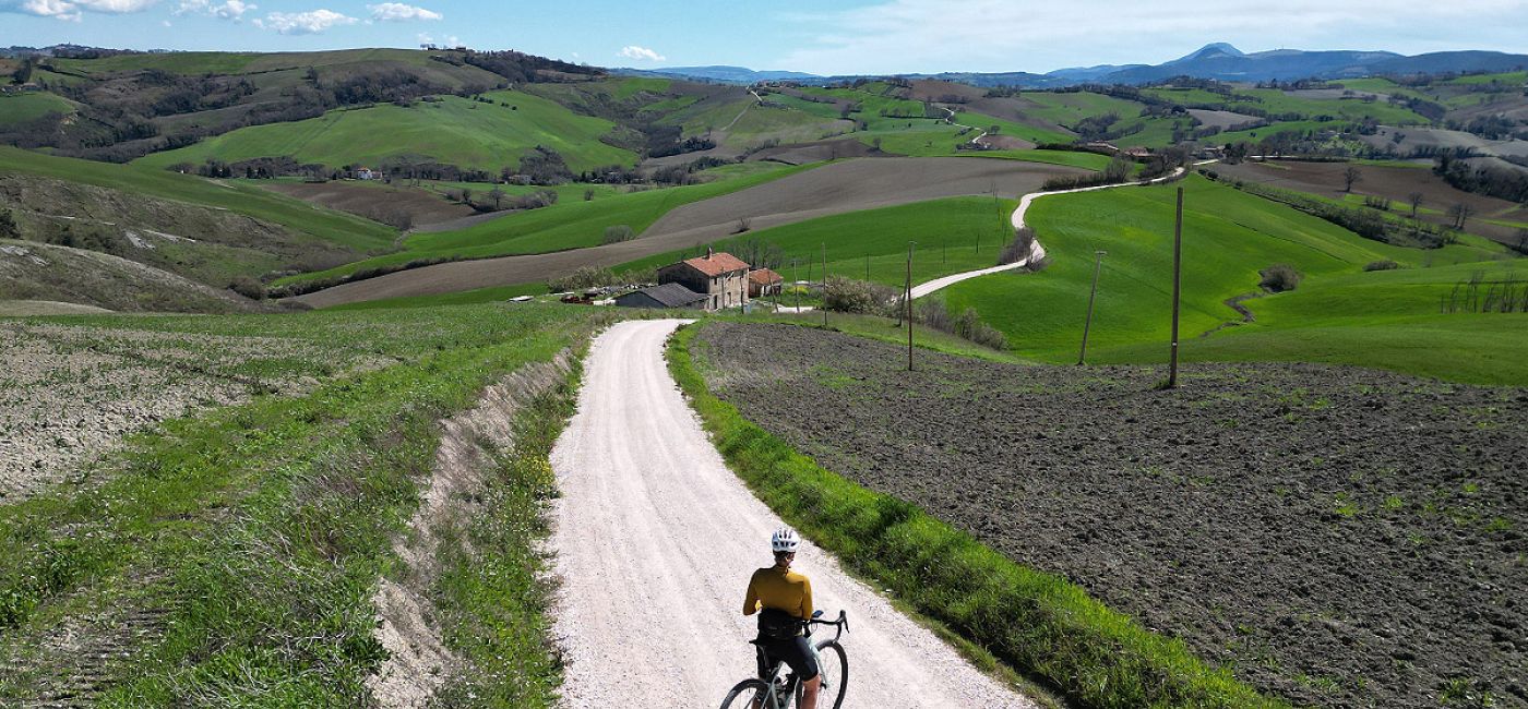 gravel ride, bicicletta, bici, cicloturismo, campagna, turismo lento, slow