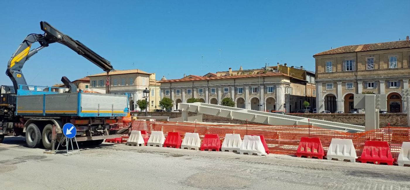 A otto mesi dall'alluvione del 15 settembre 2022 è in allestimento a Senigallia la passerella ciclopedonale sul fiume Misa