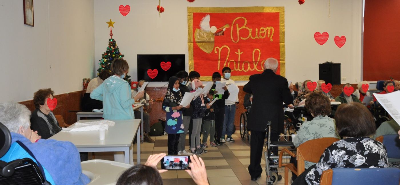 Le Rondini festeggiano il natale all'Opera Pia di Senigallia