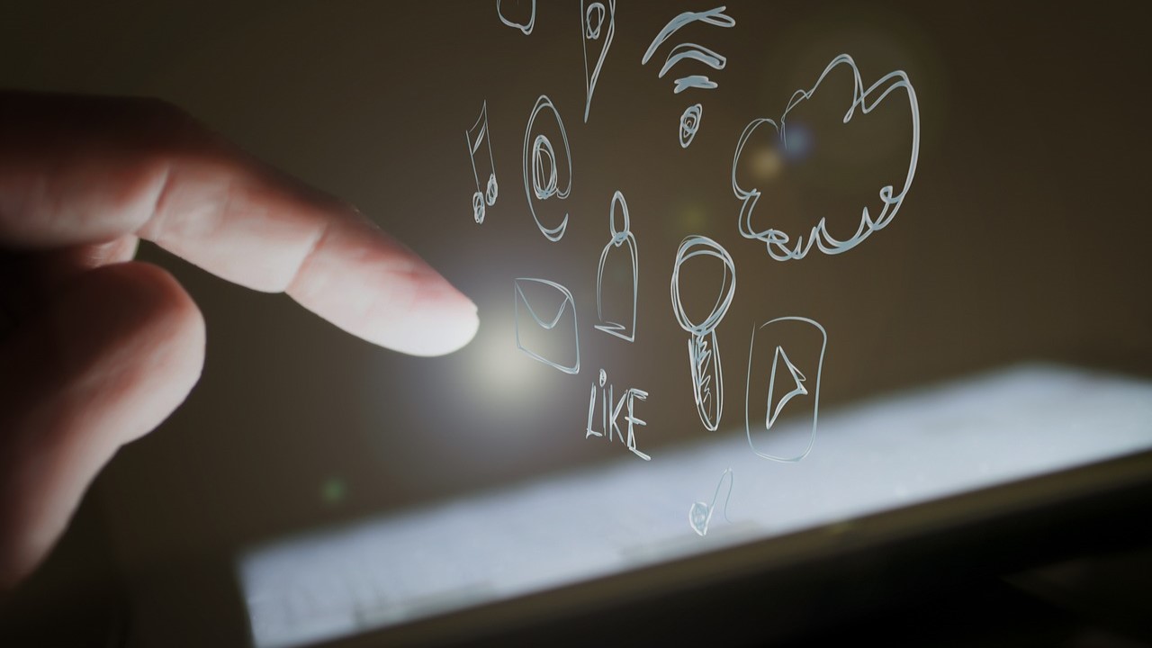 Persona che utilizza uno smartphone e app social